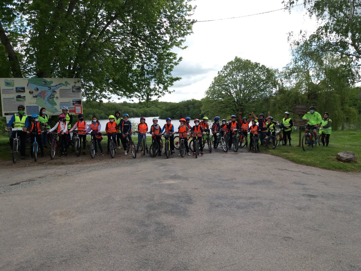 BernonMme's tweet photo. Semaine du vélo à l école :
Sortie VTT #usep hts aujourd'hui!🚴♀️🚴♂️sans pluie. 25 enfants à vélo. 22km. 550 km parcours. Merci aux bénévoles du comité de l #usep03 pour l encadrement, à la mairie et aux parents.
@03Usep @usepnationale @MickaelBellec @Eps03degre1
@jaythibault03 https://t.co/3G6TassdwS