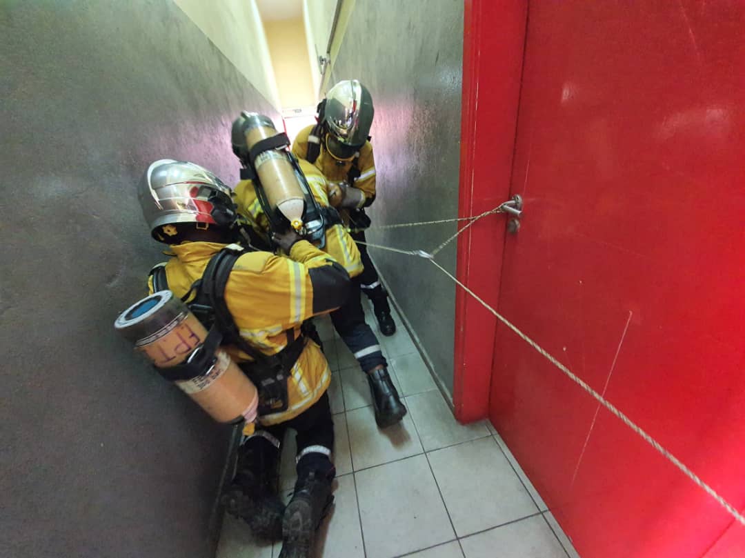 EUWeCAPS's tweet image. Formation des #pompiers 🚒 du @PortAbidjan 
les stagiaires ont été mis en situation pro sur l’utilisation au port de l’#ARI 
👉3 parcours ont été définis avec 3 missions ≠ basées / l’exploration de locaux (avec passage normal &amp;amp; 1 avec le masque obturé) #sécurité #ports #abidjan