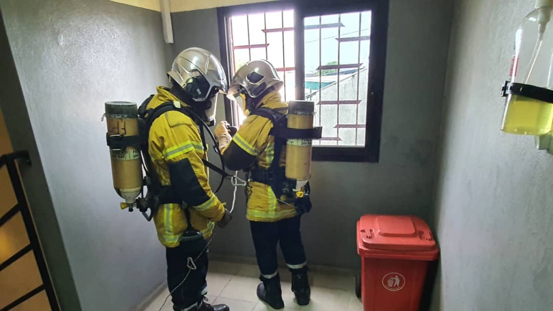 EUWeCAPS's tweet image. Formation des #pompiers 🚒 du @PortAbidjan 
les stagiaires ont été mis en situation pro sur l’utilisation au port de l’#ARI 
👉3 parcours ont été définis avec 3 missions ≠ basées / l’exploration de locaux (avec passage normal &amp;amp; 1 avec le masque obturé) #sécurité #ports #abidjan