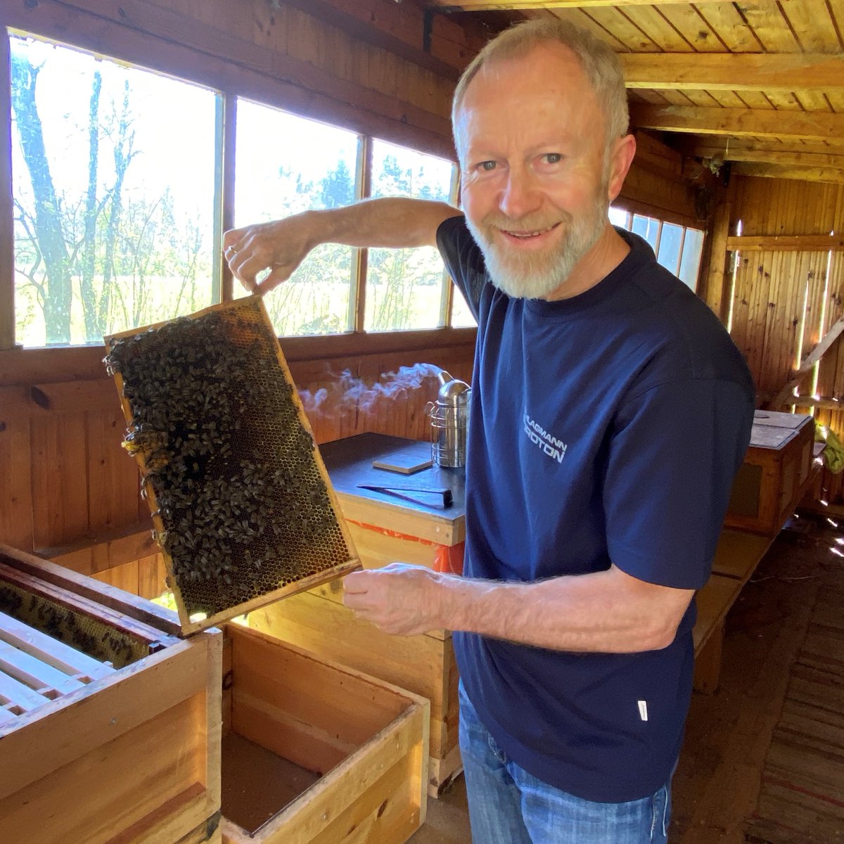 Mayerhofer_W's tweet photo. Heute ist #weltbienentag
Dieser Tag liegt mir besonders am Herzen, denn #Imkern ist meine Leidenschaft. Die Bilder zeigen mich bei meinen Völkern und vor dem Sonnenwachsschmelzer, welcher #klimaneutral mit Sonnenenergie Bienenwachs produziert. https://t.co/vReqQhL4x7