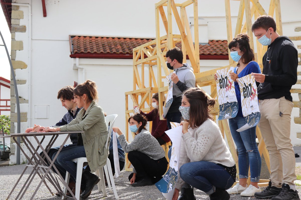 ehzfestibala's tweet photo. Loriaturik jakinarazten dizuegu aurten Euskal Herria Zuzenean festibala ospatuko dugula, uztailaren 2, 3 eta 4ean, Irisarrin (Nafarroa Beherea). 

🎟️ Sartzeak salgai 35€tan https://t.co/qneDfQyMfe atarian!

💥 #EHZ25, kulturaren pindarra bizituz! https://t.co/oIeTGwqNcZ