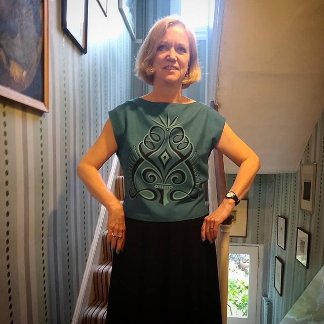CressidaBell's tweet photo. Trying out one of my placement prints on a short-sleeved top, which was my original idea last summer. Now we just need a bit of warm weather. (This design is also available as a long sleeved top.)
#silkblouse #handprinted #placementprint #curlicue #stonewashedsilk https://t.co/Aj1RTvDK6j