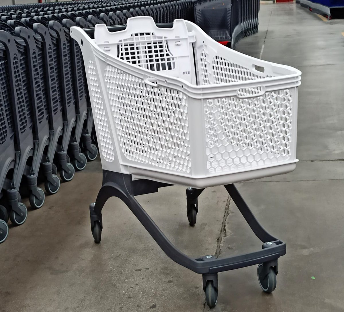 ITM_spain's tweet photo. Nuestros carros de plástico #Polycart con cesta blanca son una perfecta solución para los centros de logística de la industria textil. Ofrecemos una propuesta personalizada para cada cliente. 
Conócenos en https://t.co/5DyPIksVy6 #CarrosDeSupermercado #Retail #IndustriaTextil https://t.co/bwFeNSvtKk