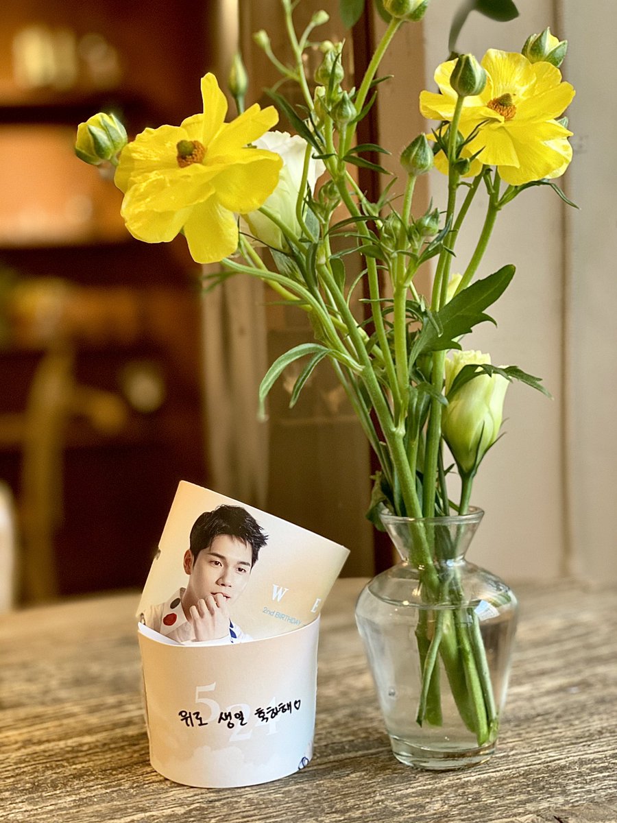 only_you_ong's tweet photo. ✨ 𝐇𝐄𝐋𝐋𝐎, 𝐖𝐄𝐋𝐎 𝐬𝐞𝐚𝐬𝐨𝐧 𝟐 ✨

21일부터 시작되는 위로 탄생 2주년 기념!
위로 생일 카페의 컵홀더와 기본특전 실사 공개🌼

베이커리류 주문 시 증정되는, 작년 토퍼와는 또 다른 느낌의 깜찍한 토퍼까지! 🎂

#HELLO_WELO_DAY #위로두살축하해
#옹성우 #ONGSEONGWU #WELO https://t.co/DrD7enAqX6