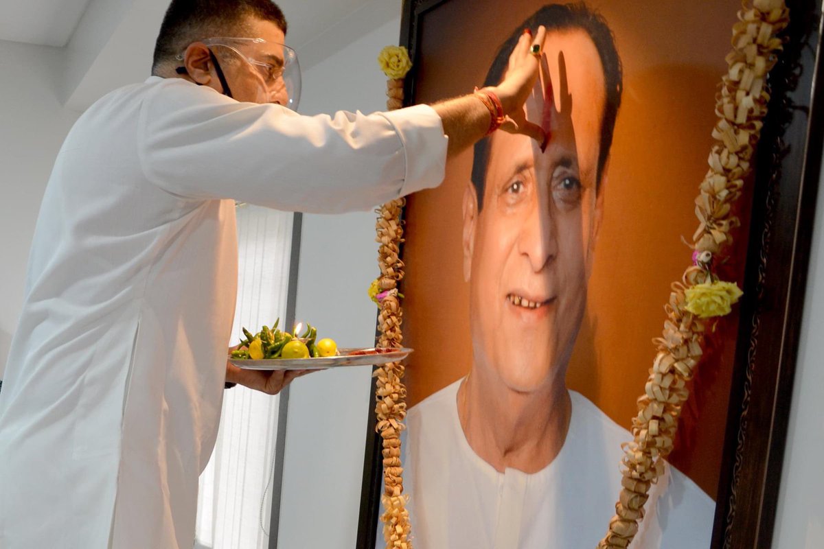 nilay_daga's tweet image. नि:शुल्क एम्बुलेंस का शुभारंभ 
स्व. पूर्व विधायक विनोद डागा जी की छाया चित्र के समक्ष दीप प्रज्वलित कर पुष्प अर्पित कर नमन किया डागा फाउंडेशन द्वारा नि:शुल्क एम्बुलेंस सेवा चालू की गई जो बैतूल शहर एवं ग्रामीण क्षेत्रों में एम्बुलेंस की नि:शुल्क सेवा संपर्क 
9713326577, 9425002621