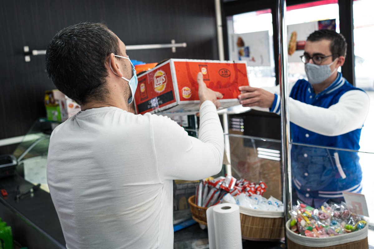 pepsicofrance's tweet photo. Depuis hier, nos équipes vont à la rencontre des commerçants de proximité en Île-de-France, dans le cadre de notre opération #solidaire "Savourons les moments qui comptent". 
Des moments conviviaux marqués par le plaisir de se retrouver 💟 #19mai2021 #TeamPepsiCo https://t.co/GTxPeZv4Uk