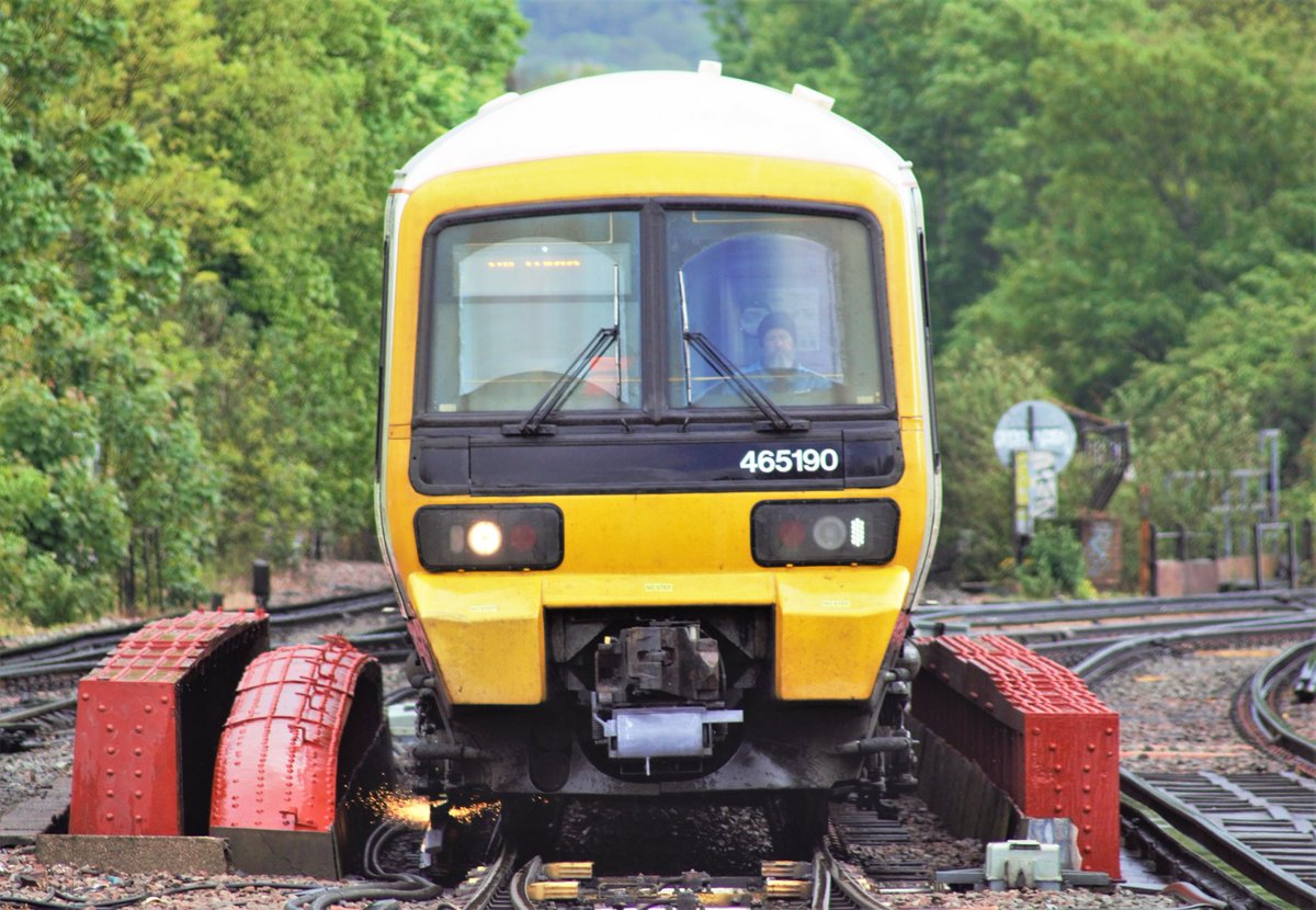 18/05/21
A head on view of 465190 sparking into Herne Hill, operating 2D74 Orpington - London Victoria
#class465