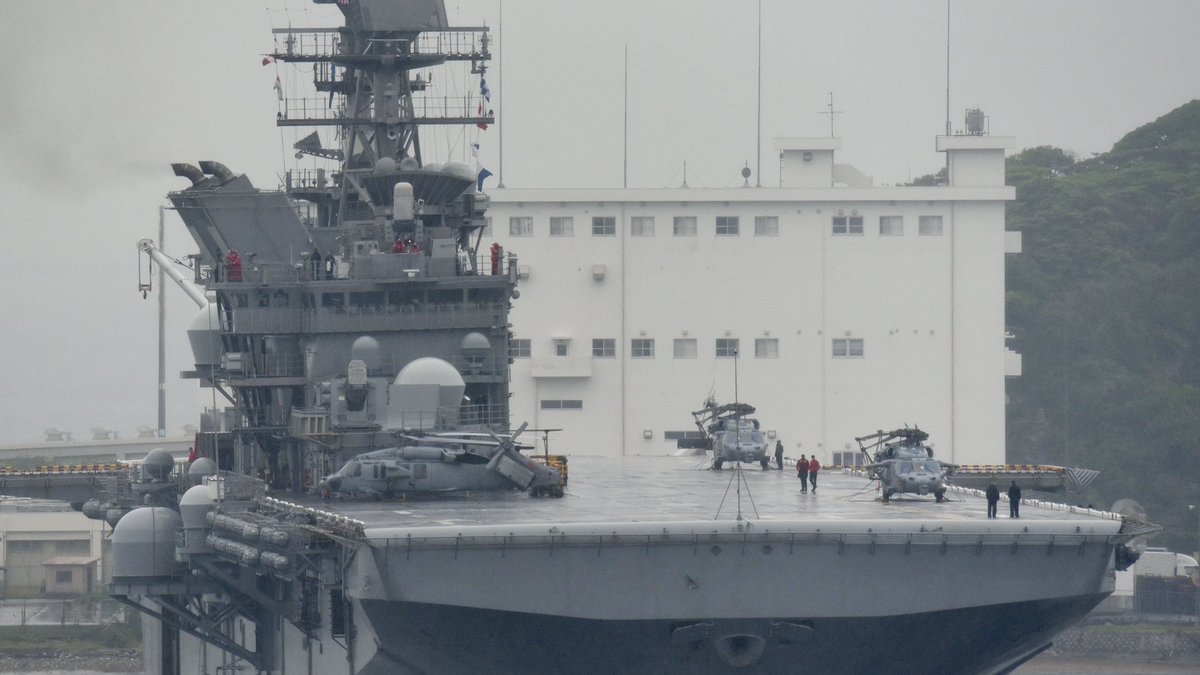 うえp アメリカ海軍アメリカ級強襲揚陸艦アメリカが横須賀入港 雨が大変だったし 動きも読めなかったけど見られて 動画の途中にも現れる軍港めぐり14時便が当たりでしたね 霧の中からひっそり現れ霧の中に消えていきました 動画はこちら