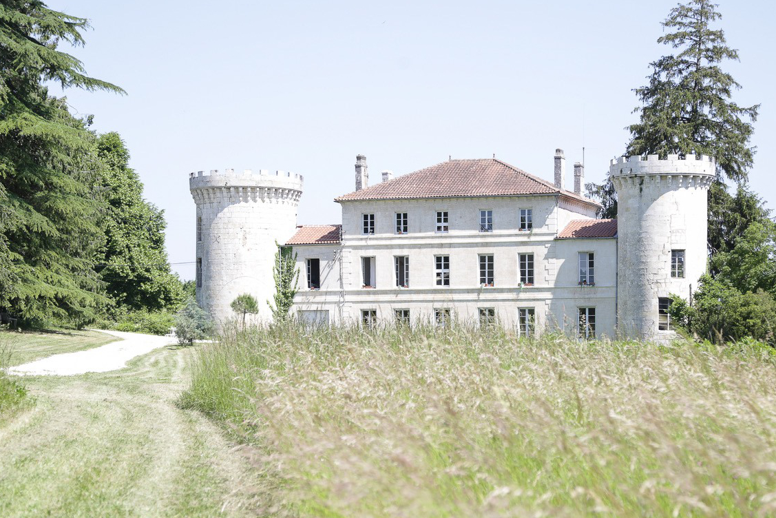 The rooms of this beautiful château in Southwestern France emanate a warm and welcoming feel with natural materials and vintage details 🌳🏰🌳upcyclist.co.uk/2021/05/french… #homerenovation #interiordecor #escapetothecountry