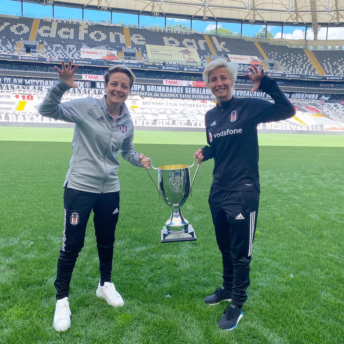 İşte ŞAMPİYON HOCANIN ŞAMPİYON GOLCÜSÜ 💪🏆🦅🖤 <a href="/baharozguvenc/">Bahar ÖZGÜVENÇ</a> Sırada #ChampionsLeague 🙏🖤