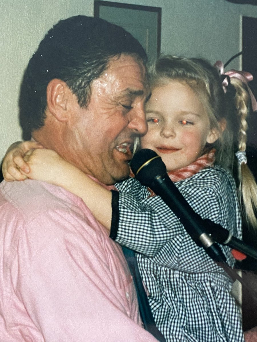 ♥️♥️ • Het is onmogelijk iemand te vergeten die zoveel gaf om te herinneren 💫 
#opa #handinhand #feyenoord #feyenoordrotterdam #zanger #rotterdam #feyenoordicoon #jackyvandam #herinneringen #missen #houdenvanisloslaten #ynwa #dekuip #mijnopa #mijntrots #jekleinemeid #rijmond