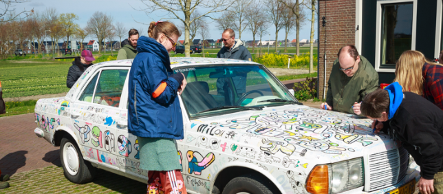 Wat een creatief cadeautje van #Wooncompagnie voor de bewoners van het Janusz Korczakhuis (#Breidablick) Zij konden zich ondermeer uitleven op de Mercedes van kunstenaar #Boxie.
raphaelstichting.nl/samen-de-werel…