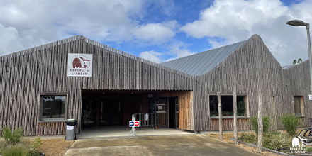 Refugedelarche's tweet image. Le @Refugedelarche a #rouvert ses portes ce matin à 10h ! 🤩

Et c'est un temps plutôt clément qui accompagne les #visiteurs dans les allées du Refuge ! ⛅ 

Toute l’équipe du Refuge de l'Arche se réjouit de vous accueillir à nouveau ! 😍

On vous attend jusqu'à 19h ! 🤗