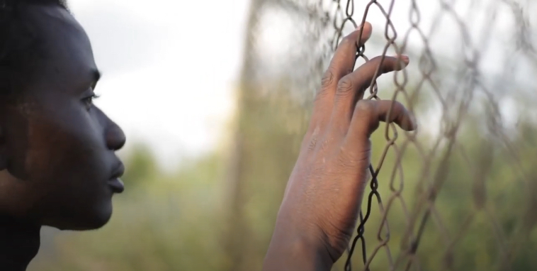 Para nuestro geyperman patrio, ese que pide construir "muros infranqueables" (¿más?) en Ceuta, la frase de mi amigo <a href="/yorofansyorito/">YERRO</a>: 

Al que viene huyendo del hambre o de una bala no pueden detenerle el mar o ninguna valla.