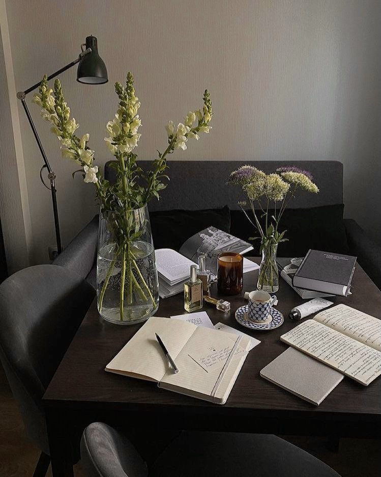 IavenderfieIds's tweet photo. coffee, studying &amp; rain https://t.co/zY6BcS3Ycd