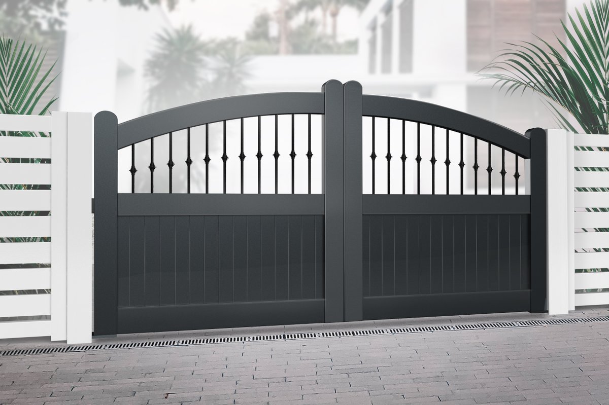 The Skellingthorpe is a partial privacy driveway gate with a vertical solid infill, bell curved top and a thicker frame for a more robust, executive style 
hubs.ly/H0NF6s90
#drivewaygates #gardengates #metalgates