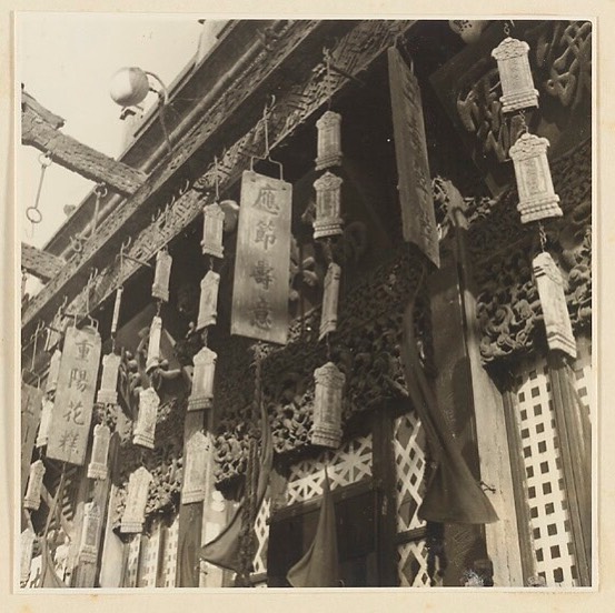 vischina's tweet photo. Facade of a pastry shop showing shop signs, 1933-1946

Morrison, Hedda Collection
President and Fellows of Harvard College
Photograph by Hedda Morrison 
Hv21-076
https://t.co/lHmNSuC03i

#china #oldchina #oldshop #oldshopsigns #shopsign #shopsigns #chinesedecoration #chinesesh https://t.co/JmAfe34rtx