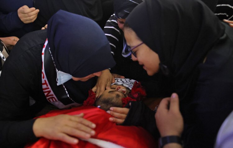 OBenchikhr's tweet photo. في وداع الشهداء 🇵🇸
#SaveSheikhJarrah #SavePalestinians #SaveGaza #غزه_تقاوم #فلسطين_تنتفض https://t.co/tRyP0jpNGA