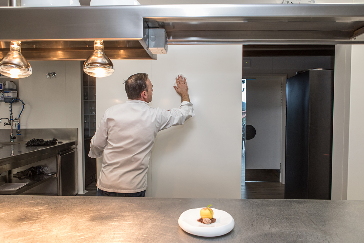 Altro Whiterock is simple to keep clean - its smooth finish is easy to wipe, steam or power-wash clean: ideal for a busy commercial kitchen altro.co.uk/Walls/Hygiene-… #walls #kitchen #hygiene #cleaning