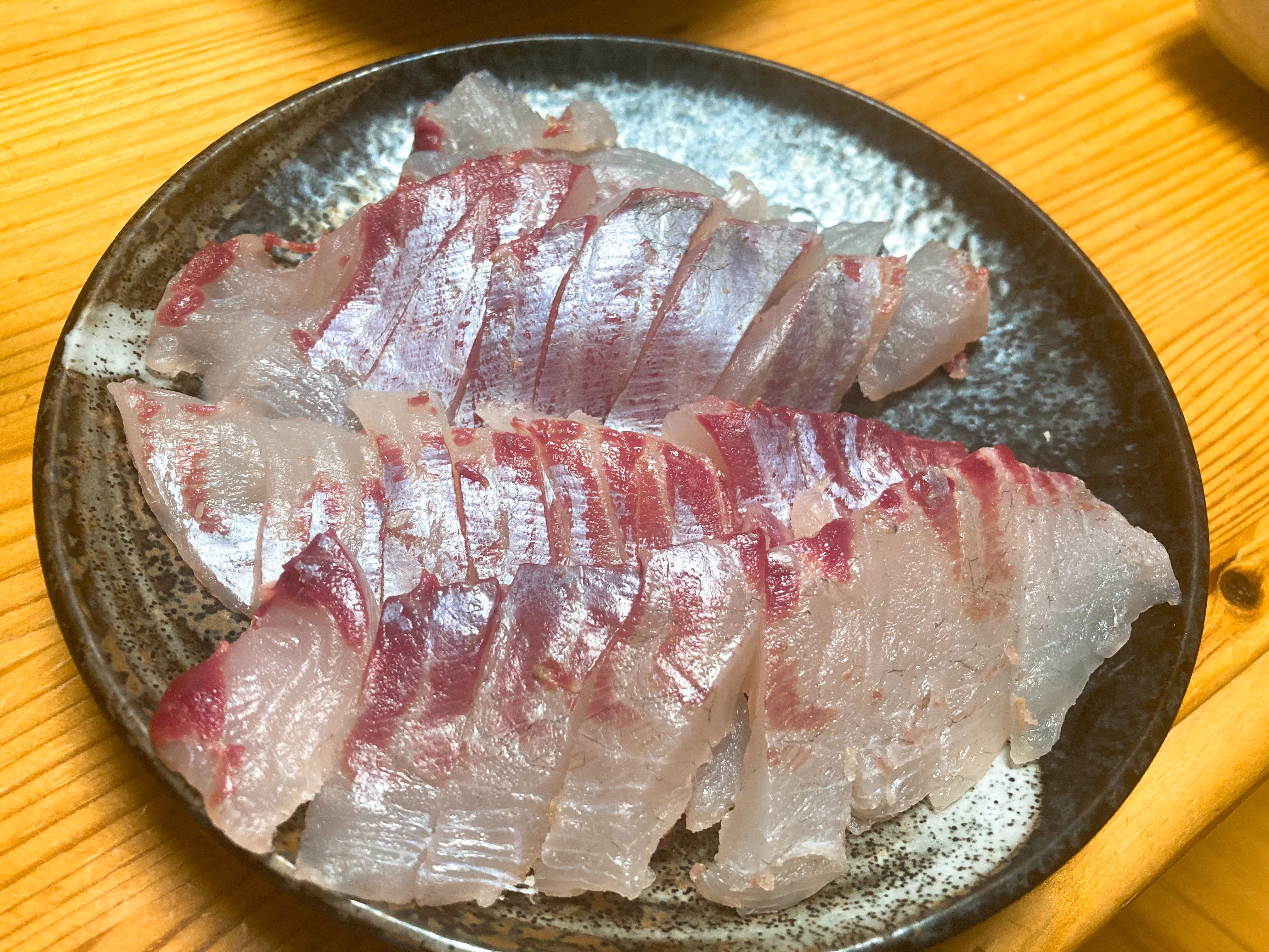 瀬戸内海の漁師になるチマさん 今日は研修前に漁お手伝いさせてもらって魚もいただいちゃった ʚ アイゴ 初めて食べるからとりあえず刺身にしたら普通に美味かった ༥ T Co Ne60bl4alf Twitter
