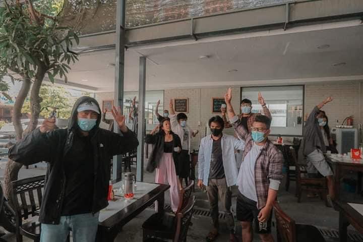 mthitty's tweet photo. Tea shops have always been the unique street culture of Myanmar. Today, students and residents of Mandalay staged “Tea Shop Strike”, showing that people are still defying the military coup despite the killings. From tea shop to Federal Democratic Union.
#WhatsHappeningInMyanmar https://t.co/ZA4ihdGXhr
