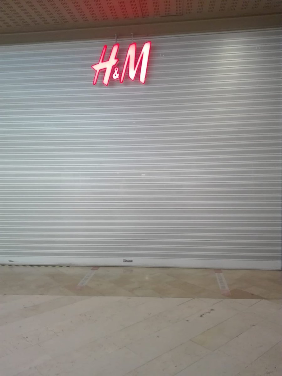 En #Madrid, las tiendas @hmespana  de Majadahonda, Torrelodones y el CC Plaza Norte 2 están CERRADAS!

NO al #ERE!!