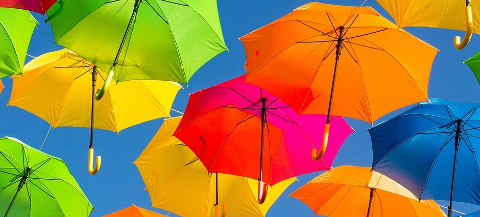 Зонтики 10. Зонтики разных размеров. Фоны креативные с зонтиком радужные. Творческий фестиваль зонт парки Поющие. Поющие под дождем в парке.