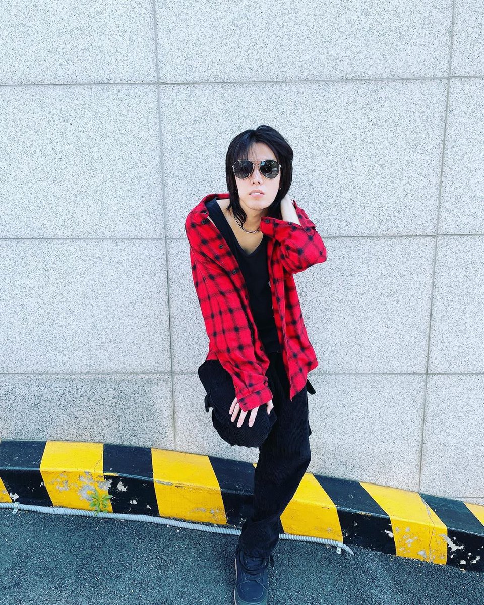 4uyuwin's tweet photo. OMG YUTA ROCKSTAR THIS BACK I WILL PASS EVIL https://t.co/G9KWNYw8tm