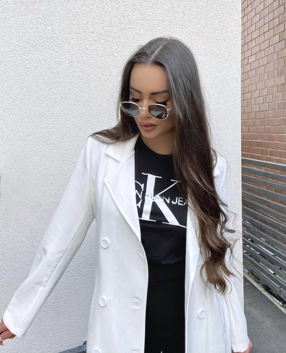 Jacket thats perfect for when you want to “throw something on” 🌼
📸 <a href="/vaness/">Vanessa</a>.bahelkova in our “Kim” oversized trench.

Find her back on IG 

#whiteaesthetic #whitetrench #trenchcoat #longcoat #whitecoat #jacket #summerjacket #whitejacket