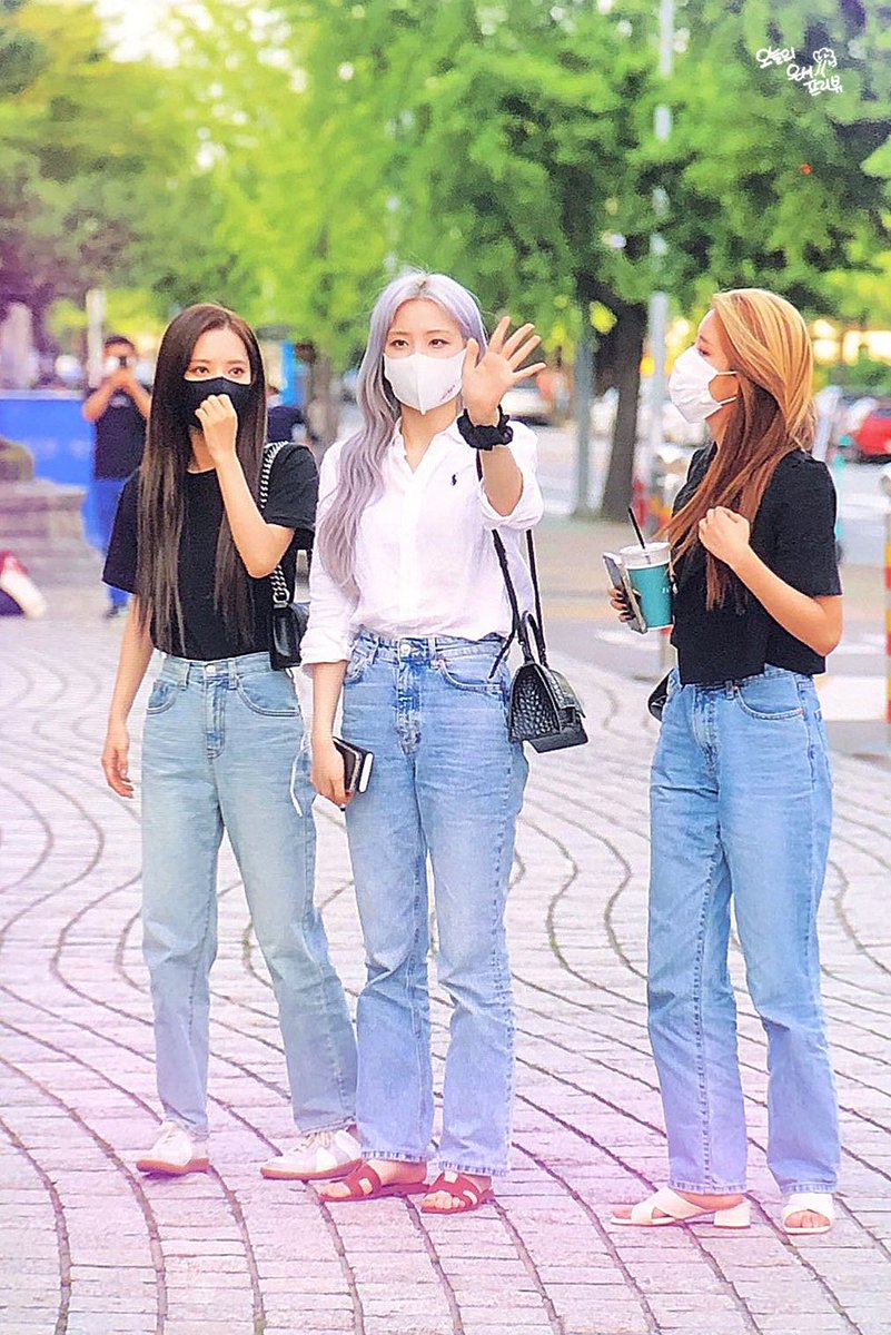 MellowTree_0527's tweet photo. 210519 흰셔츠+청바지 안 좋아할 수 없잖아요 🥺 넘예쁘덩😘💕 #우주소녀 #은서 🖤 https://t.co/SmEDs5ykBl