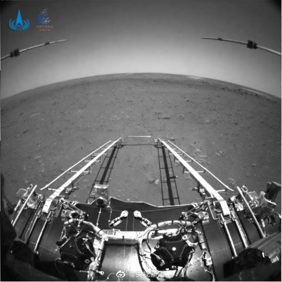 Cosmic_Penguin's tweet image. FIRST PHOTOS FROM THE CHINESE MARS ROVER ZHURONG IS OUT!
