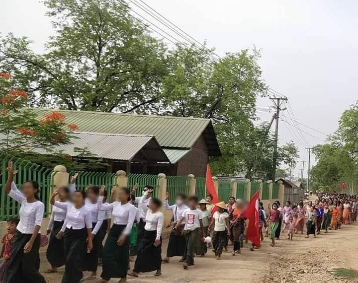Myanmar_Now_Eng's tweet photo. Villages in northwestern part of Myaing Township, Magway, staged a protest this morning (May 19) against Myanmar's military dictatorship. At least eight people were killed in Myaing town on March 11 when junta’s troops opened fire.

Photo- BEGSC - MYAING

#WhatsHappeningInMyanmar https://t.co/eUGtMvCwH3