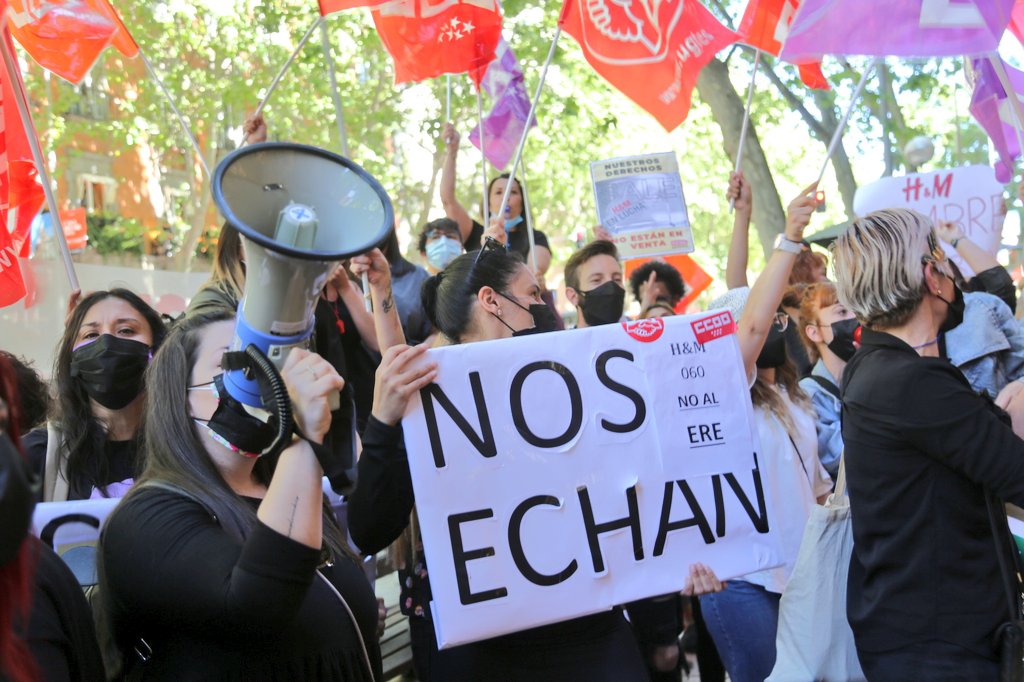 📢¡No somos números, somos personas!

📢¡No sobra nadie!

📢¿Donde están, no se ven los valores de @hmespana?

🔴Contra los despidos en H&amp;M, huelga!

📷Concentración ahora en #Madrid 

No al #EREHM!