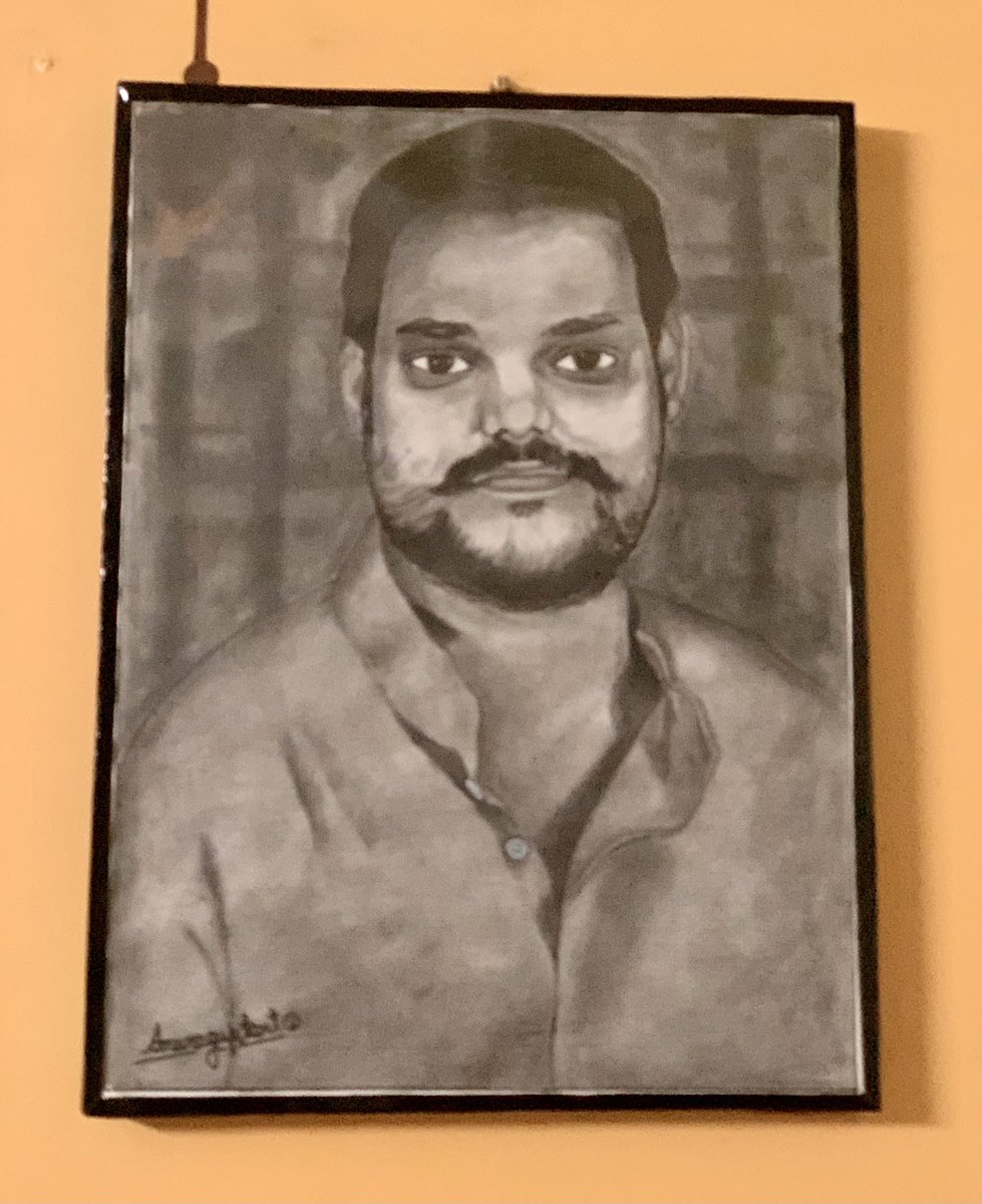 RaviGuptaBJYM's tweet photo. मेरे प्रशंसक प्रिय @AnuragTheArtist ने मेरा यह स्केच बनाया है।उन्होने मेरे आवास आकर इसको भेंट किया।अनुराग प्रतापगढ़ के बेहद प्रतिभाशाली कलाकारों में से एक है।इस स्नेह के लिए आत्मीय धन्यवाद के साथ मैं उनके उज्जवल भविष्य के लिए शुभकामनाएं प्रेषित करता हूँ।
#pencilsketch #artshare https://t.co/EFxQ3xGOTC