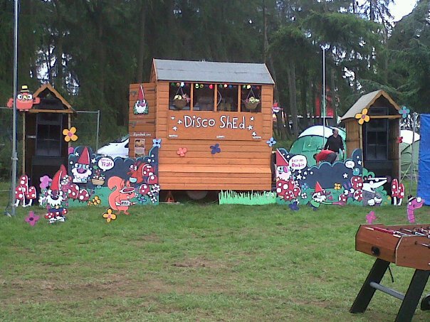 Seb_Burnett's tweet photo. 10 years ago I helped paint the @discoshed MKII.
Lovely day down on a farm listening to @CountSkylarkin  and @PeepshowPaddy argue about anything and everything. Hope they will be back at some festivals soon! https://t.co/5wlqNudFYV
