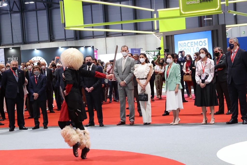 IdiazAyuso's tweet photo. .@fitur_madrid vuelve a abrir sus puertas. 

La primera gran feria de turismo desde el coronavirus será muy especial para @ComunidadMadrid.

Volvemos a ser el epicentro del turismo internacional. 

Estamos preparados. 

#FITUR2021 https://t.co/JjcNATuSVb