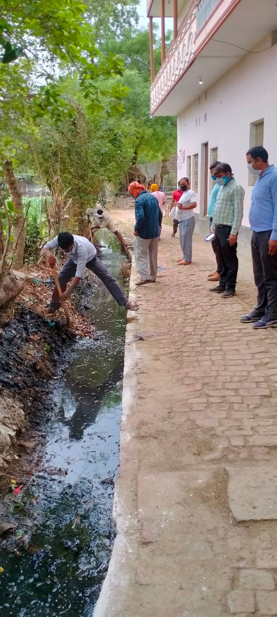 dd_mirzapur's tweet photo. @CMOfficeUP आज 19/05/2021मण्डलीय टीम द्वारा जनपद मिर्ज़ापुर के वि0ख0जमालपुर की ग्रा0पं0 बभनी,हाजीपुर एवं बिसौरा खुर्द में सफाई अभियान,sanitizationकार्यो का निरीक्षण एवं कोविड निगरानी समिति के सदस्यों से वार्ता व आशा के पास मेडिकल किट एवं एंटीजेन टेस्टिंग के बारे में चर्चा की गई। https://t.co/dePkRRBjPm