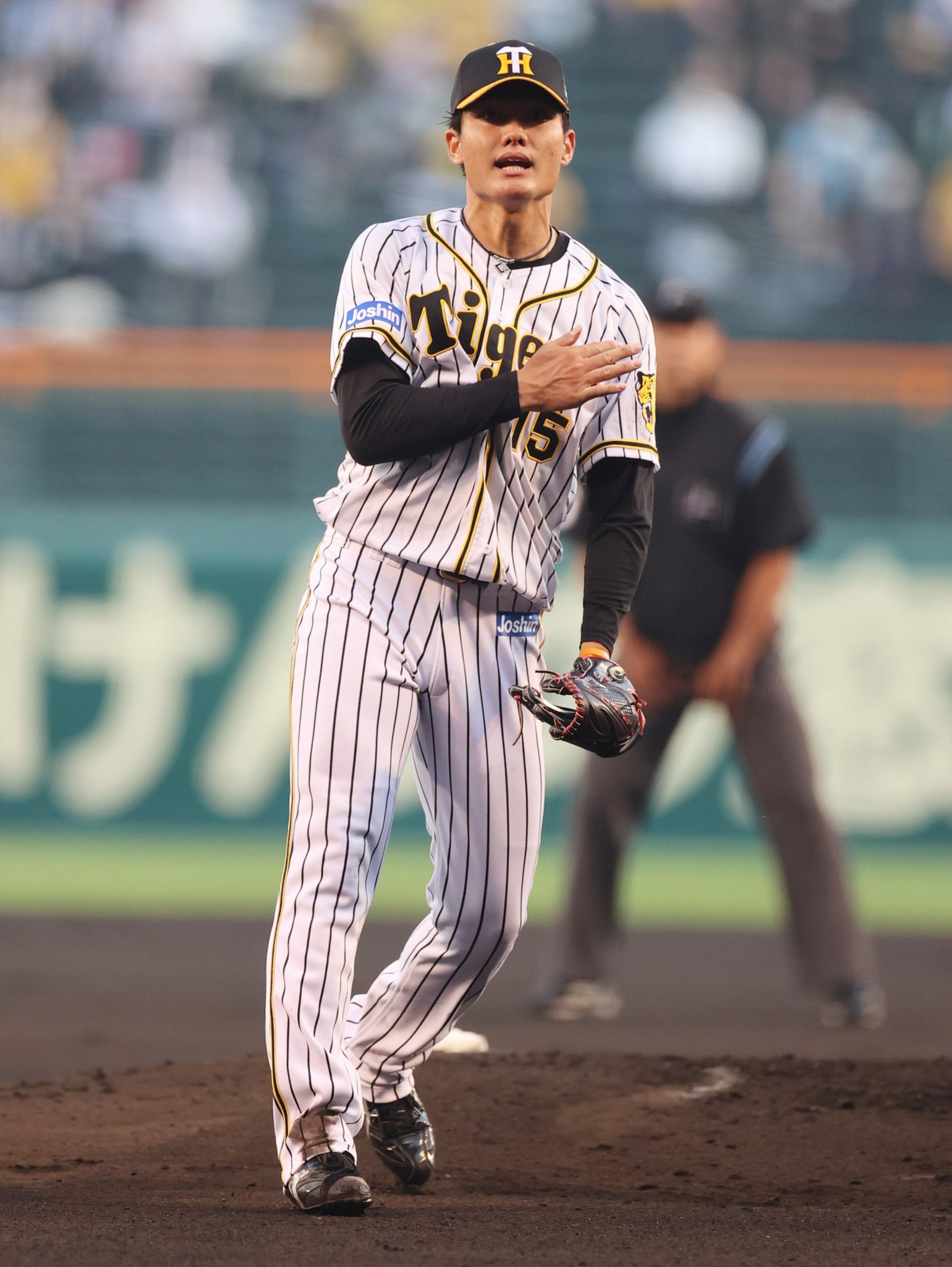 極トラ プレミアム 日刊スポーツ プロ初先発の西純矢投手 5回無安打無失点でマウンドを降りました そして近本選手が5回裏に先制弾 後輩の力投に先輩が応えました 西純矢投手にプロ初勝利の権利が発生しました 中野 阪神
