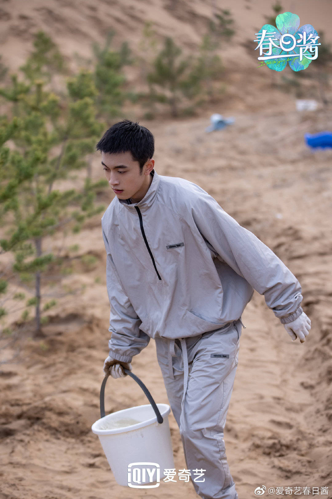 Iqiyi 春日少年们第一次体验滑沙这项运动 大家都玩儿嗨啦 爱奇艺 春日酱 费启鸣 胡春杨 Iqiyi 春日少年们第一次体验滑沙这项运动 大家都玩儿嗨啦 爱奇艺 春日酱 费启鸣 胡春杨