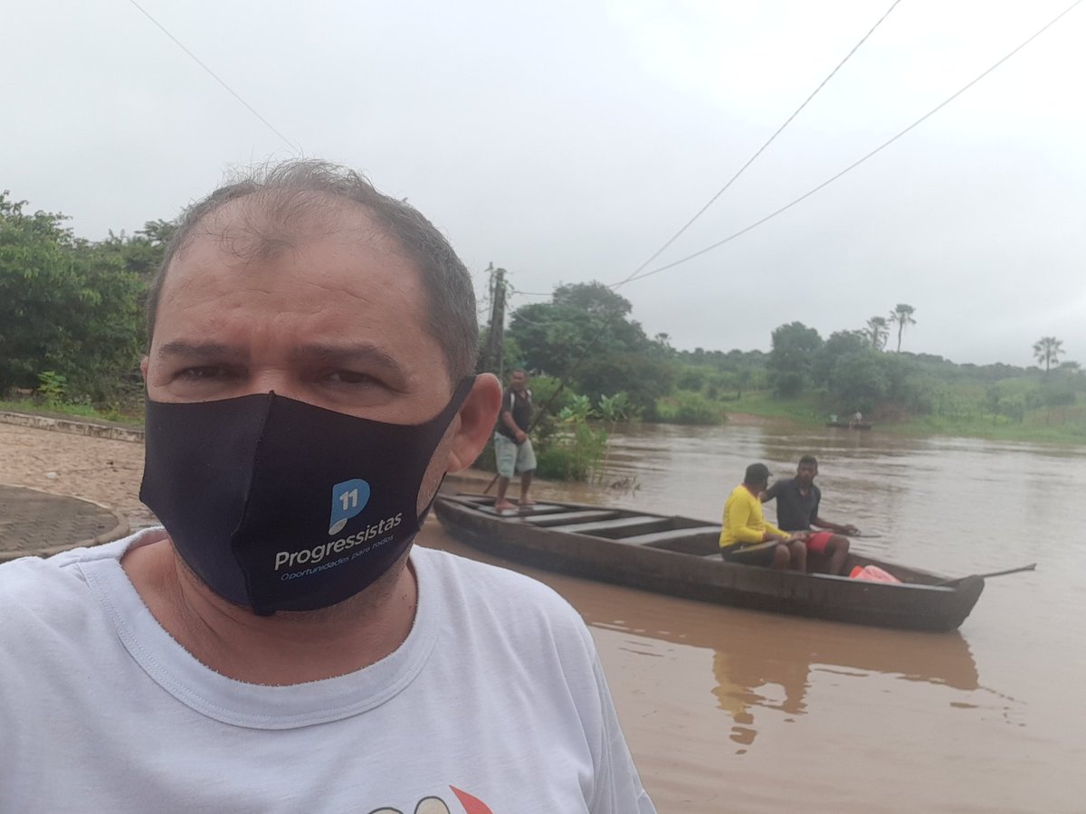Este é o Rio São Nicolau em Santa Cruz dos Milagres-Pi, divisa com o município de São Miguel do Tapuio, que impede a rota dos romeiros no período do inverno de visitar o Santuário e essa canoa artesanal é a única forma que temos pra atravessar o Rio.