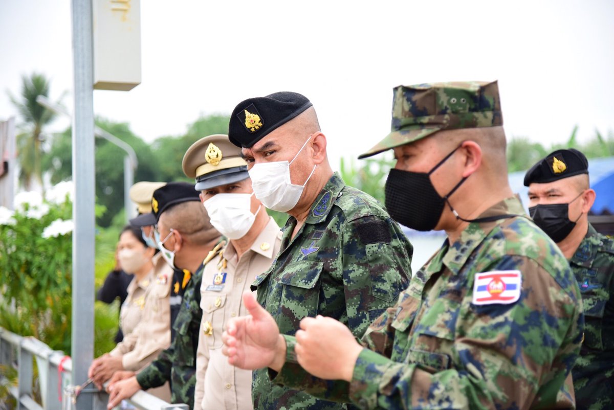 army2pr's tweet image. แม่ทัพภาคที่ 2 ตรวจเยี่ยมหน่วยป้องกันชายแดนกองกำลังสุรศักดิ์มนตรี บริเวณริมฝั่งแม่น้ำโขง ต.โพนสา อ.ท่าบ่อ จ.หนองคาย  เน้นป้องกันลักลอบขนยาเสพติด สิ่งผิดกฎหมาย แรงงานต่างด้าวเข้าเมือง เฝ้าระวังตามจุดเสี่ยงจุดล่อแหลม ช่องทางธรรมชาติ ป้องกันการแพร่ระบาดCovid-19
#ทหารพระราชาดูแลประชา
