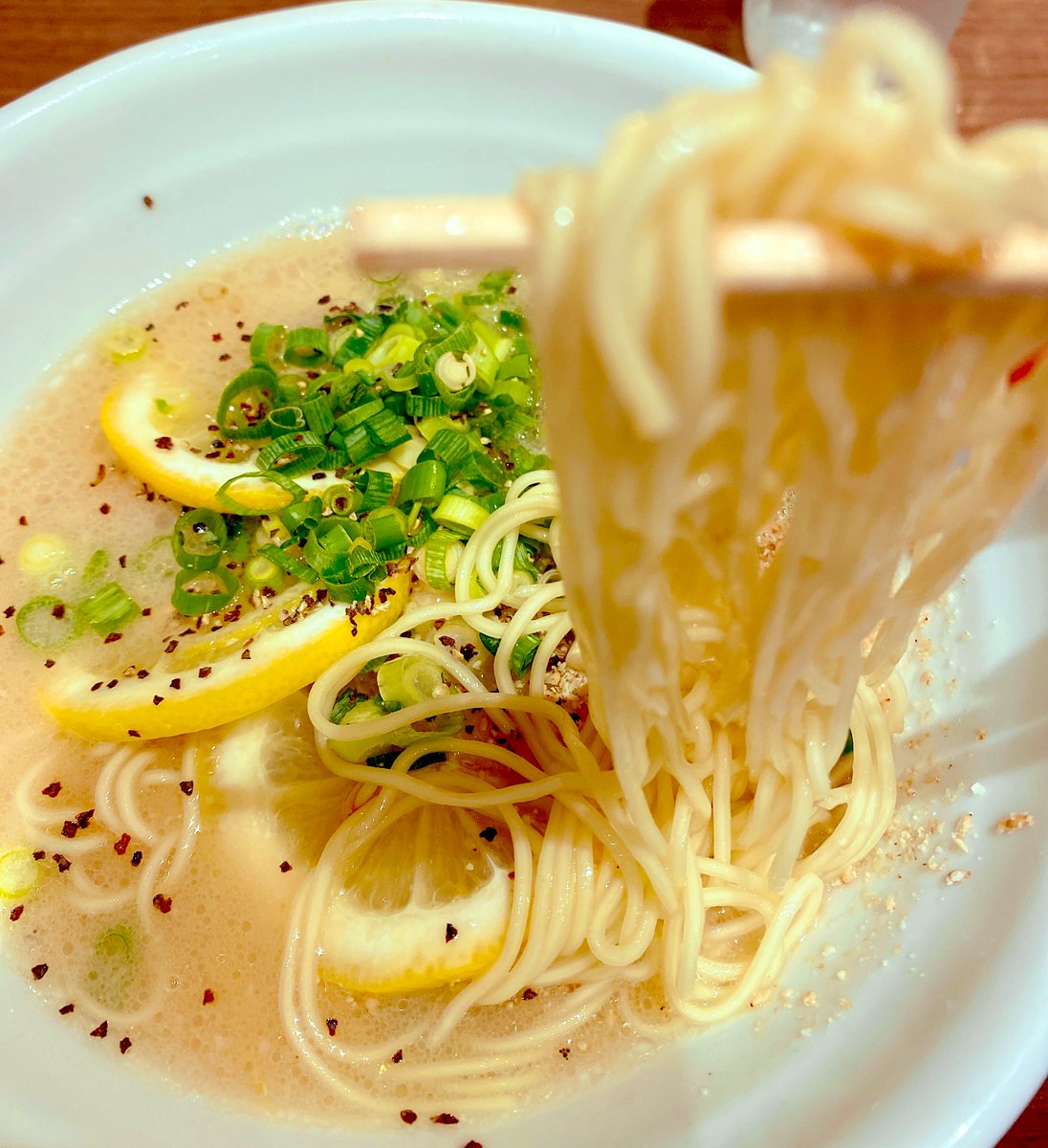 Koiぴ 長崎の 麺也オールウェイズ で レモンとんこつラーメンをたべる レモンのサッパリ感と追加のニンニンも相性バツグン 21 27杯目の 麺也オールウェイズ 麺テロ ラーメン 長崎グルメ アミュプラザ 長崎 レモン 豚骨ラーメン