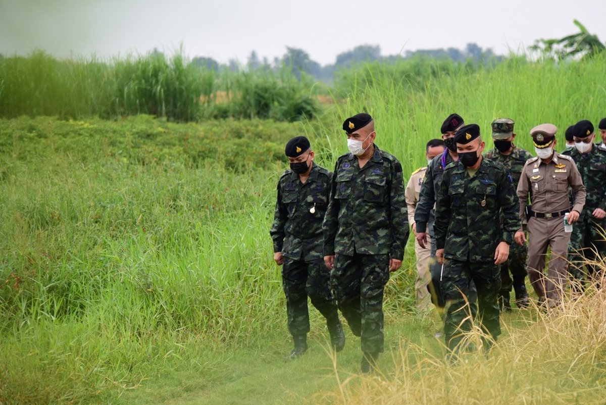 army2pr's tweet image. แม่ทัพภาคที่ 2 ตรวจเยี่ยมหน่วยป้องกันชายแดนกองกำลังสุรศักดิ์มนตรี บริเวณริมฝั่งแม่น้ำโขง ต.โพนสา อ.ท่าบ่อ จ.หนองคาย  เน้นป้องกันลักลอบขนยาเสพติด สิ่งผิดกฎหมาย แรงงานต่างด้าวเข้าเมือง เฝ้าระวังตามจุดเสี่ยงจุดล่อแหลม ช่องทางธรรมชาติ ป้องกันการแพร่ระบาดCovid-19
#ทหารพระราชาดูแลประชา