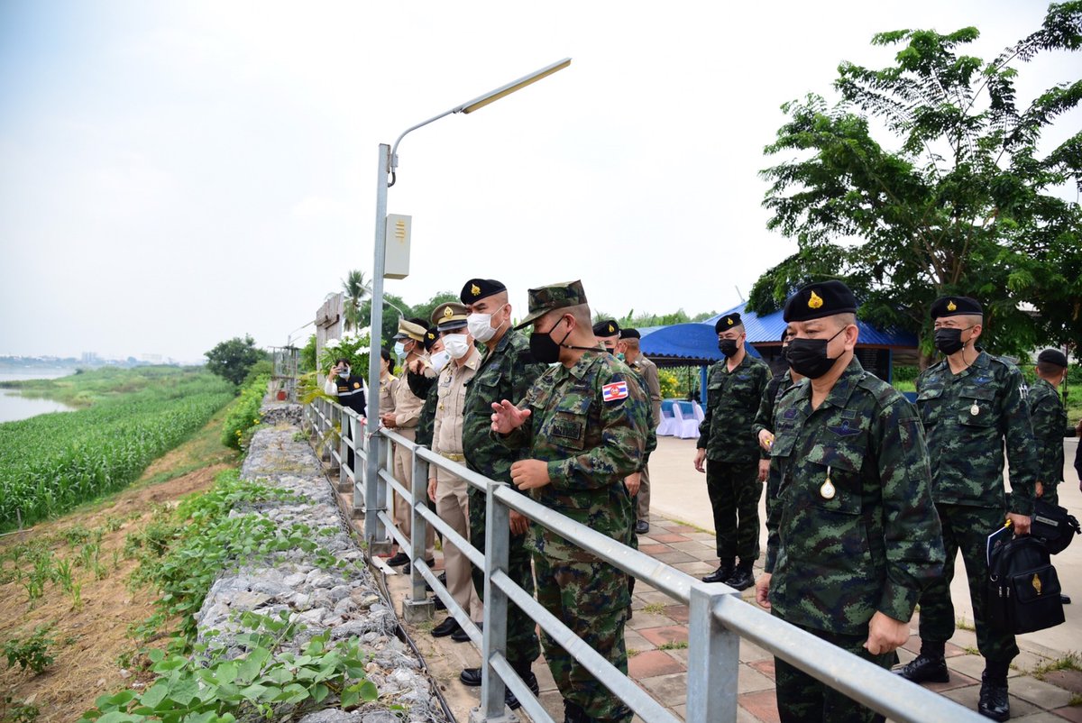 army2pr's tweet image. แม่ทัพภาคที่ 2 ตรวจเยี่ยมหน่วยป้องกันชายแดนกองกำลังสุรศักดิ์มนตรี บริเวณริมฝั่งแม่น้ำโขง ต.โพนสา อ.ท่าบ่อ จ.หนองคาย  เน้นป้องกันลักลอบขนยาเสพติด สิ่งผิดกฎหมาย แรงงานต่างด้าวเข้าเมือง เฝ้าระวังตามจุดเสี่ยงจุดล่อแหลม ช่องทางธรรมชาติ ป้องกันการแพร่ระบาดCovid-19
#ทหารพระราชาดูแลประชา