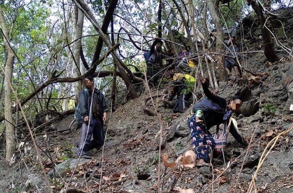 Refugees scramble over rocks to flee fighting in Myanmar’s Chin State, where junta forces seized the town of Mindat. Thousands have fled and there are concerns now over shelter and supplies #WhatsHappeningInMyanmar
