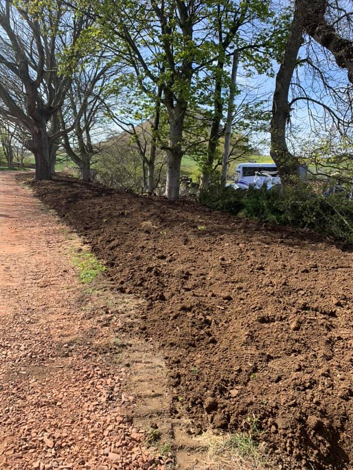 SinclairPlant's tweet photo. Installation of a new septic tank &amp; soak away... with the added bonus of some great weather! 
#septictank #drainage #EastLothian #groundworks #soakaway #newbuild #weather https://t.co/Dn4rDs0j8M
