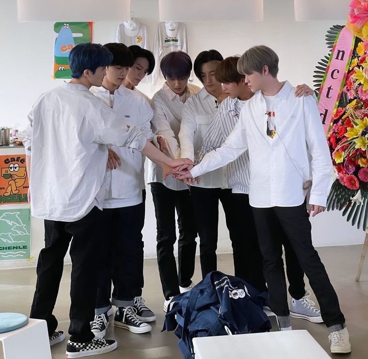 pyozkhyck's tweet photo. CONGRATULATIONS BOYS !
makasihhh udah bekerja keras di comeback kali ini, semoga kalian tetap bahagia dan sehat selalu karna bahagia kalian bahagia kita juga💚💚🥳🥳
#HotSauce1stWin 
#HotSauce1stWin 
#HotSauce1stWin 
#HotSauce1stWin https://t.co/u57pJmZuCh