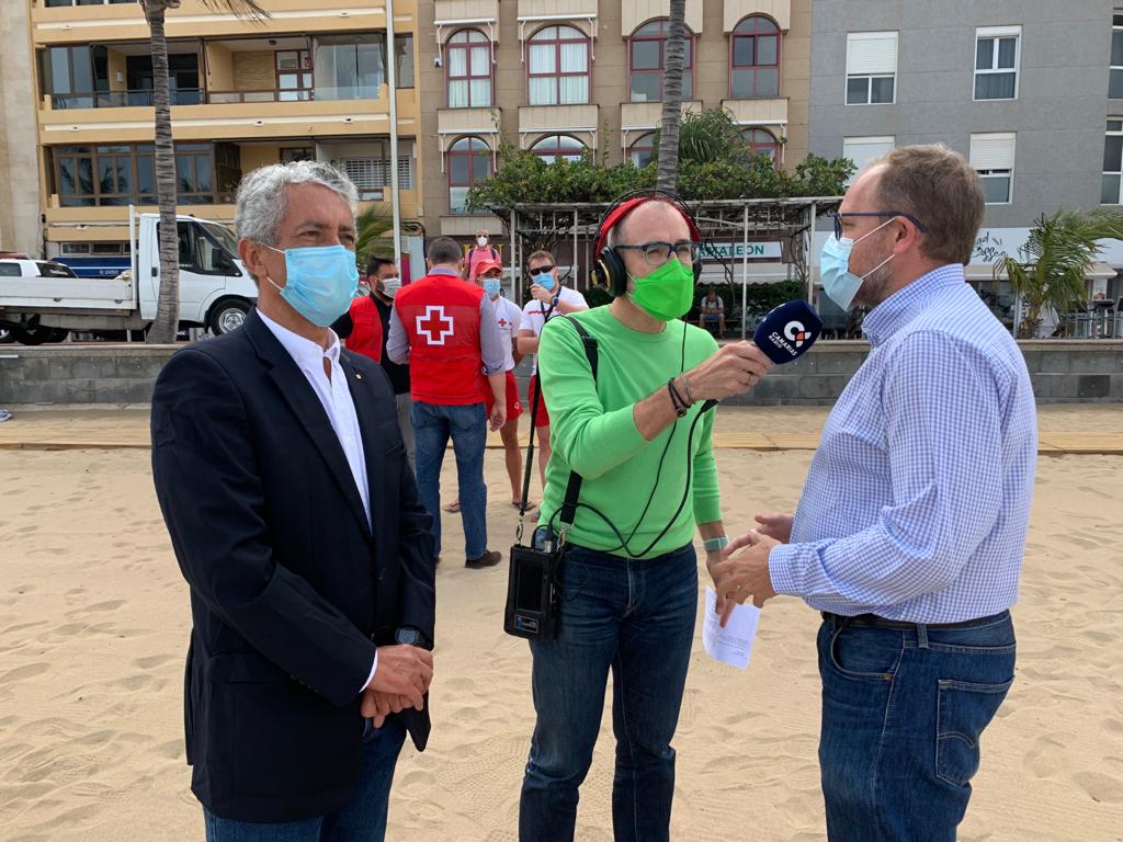 UnaMasUnoCR's tweet photo. Hoy nuestro UNO @KBarrosoG se fue hasta la playa de Las Canteras para conocer las nuevas Torres de vigilancia instaladas por la Concejalía de Ciudad y Mar @AyuntamientoLPA 👫➕📻 https://t.co/nomo9vwtM0