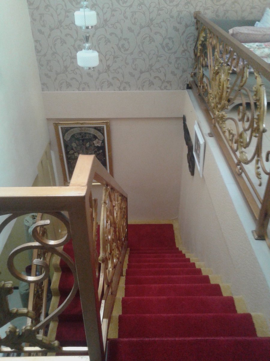 Karpet tangga minimalis..bila rumah anda berlantai 2 ke atas, gunakan karpet, agar lebih aman. Perawatannya mudah.. Harganya nego bebas.. Dulu tiap hari pasang, sekarang belum ada..