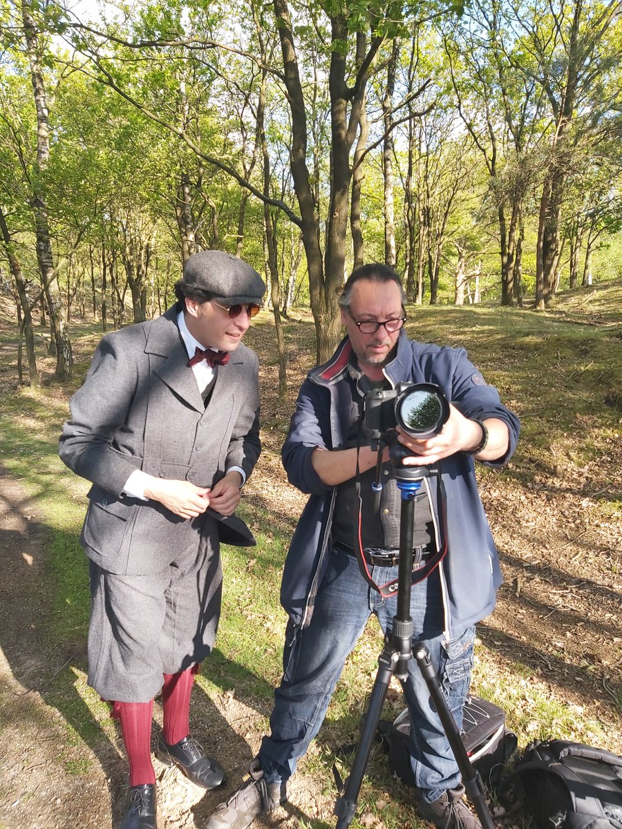 FeestderPoezie's tweet photo. Opnamen op de hei bij #Hilversum voor 'Van Bussum naar Baarn' over leven en werk van Lodewijk van Deyssel en Frederik van Eeden in het #Gooi. Natuurlijk in de laatste sportmode van voorjaar 1893! #hetgooi #frederikvaneeden #lodewijkvandeyssel #bussum #baarn #norfolkjacket https://t.co/GLefh5sUCR